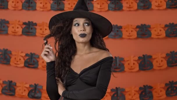 Pensiv Söt Ung Häxa Kvinna Svart Halloween Kostym Tänker Något — Stockvideo