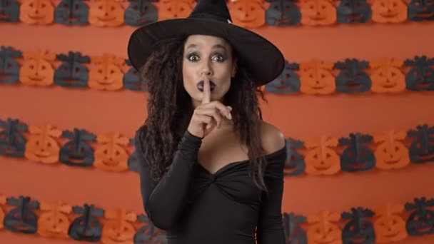 Siyah Cadılar Bayramı Kostümü Giymiş Turuncu Balkabağı Duvarında Sessizlik Jesti — Stok video