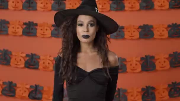Aantrekkelijke Flirterige Jonge Heks Vrouw Zwart Halloween Kostuum Glimlachen Blazen — Stockvideo