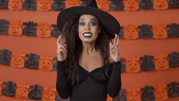 Mooie Emotionele Jonge Heks Vrouw Zwart Halloween Kostuum Kruisen Haar — Stockvideo