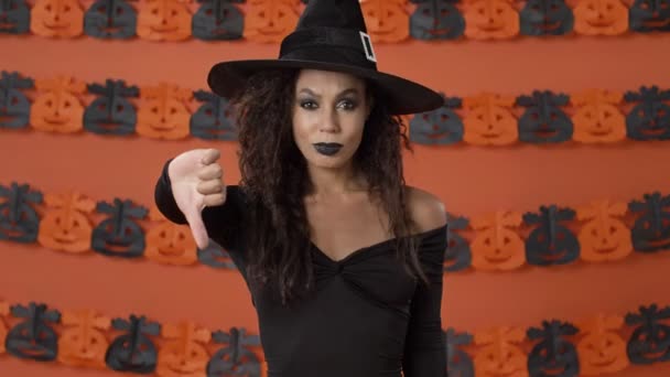 Missnöjd Söt Ung Häxa Kvinna Svart Halloween Kostym Gör Tummen — Stockvideo