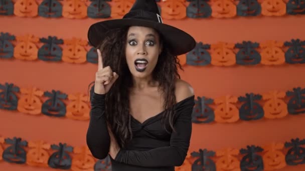 Bedachtzame Schattige Jonge Heks Vrouw Zwart Halloween Kostuum Maken Idee — Stockvideo