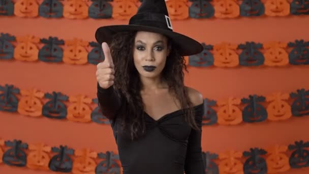 Aantrekkelijk Blij Jonge Heks Vrouw Zwart Halloween Kostuum Maken Duim — Stockvideo