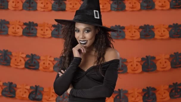 Aantrekkelijke Verlegen Jonge Heks Vrouw Zwart Halloween Kostuum Gevoel Flirterig — Stockvideo