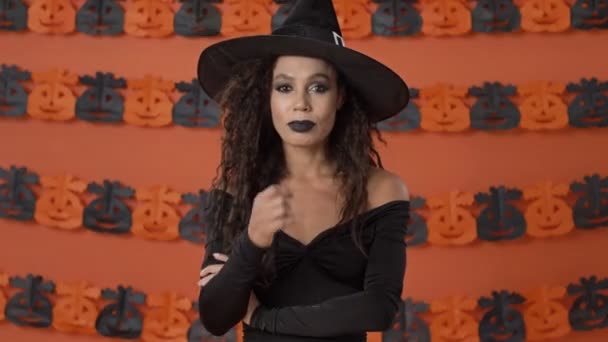 Kalm Schattige Jonge Heks Vrouw Zwart Halloween Kostuum Geeuwen Het — Stockvideo