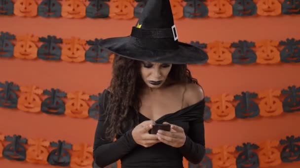 Nespokojeni Krásné Mladé Čarodějnice Černém Halloween Kostým Stává Velmi Naštvaný — Stock video