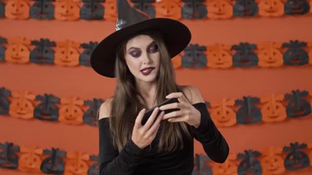 Emocional Atraente Jovem Bruxa Traje Halloween Preto Jogando Jogo Vídeo — Vídeo de Stock