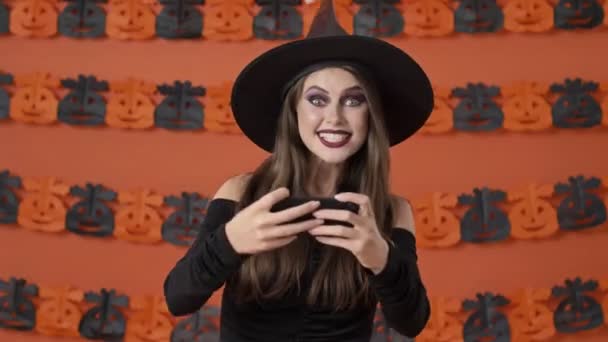 Nadšený Pěkný Mladý Čarodějnice Žena Černé Halloween Kostým Hrát Videohru — Stock video