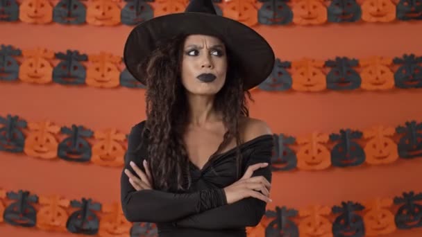 Boos Mooie Jonge Heks Vrouw Zwart Halloween Kostuum Kruisen Haar — Stockvideo