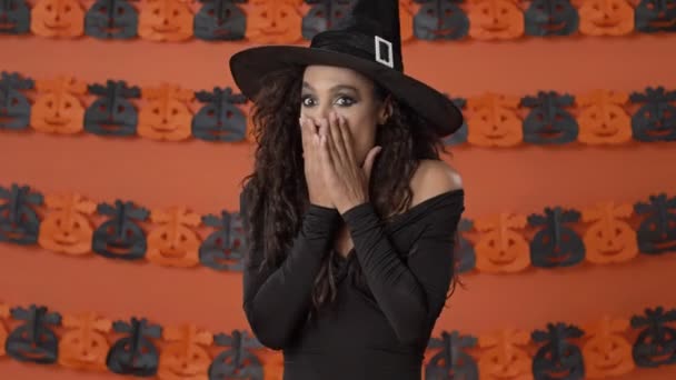 Потрясенная Молодая Ведьма Черном Костюме Хэллоуин Закрывает Рот Руками Отрицательно — стоковое видео