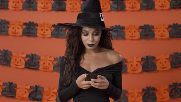 Koncentrerad Lugn Ung Häxa Kvinna Svart Halloween Kostym Chatta Smartphone — Stockvideo