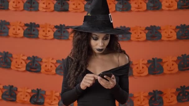 Fröhliche Hübsche Junge Hexe Schwarzen Halloween Kostüm Zeigt Siegergeste Mit — Stockvideo