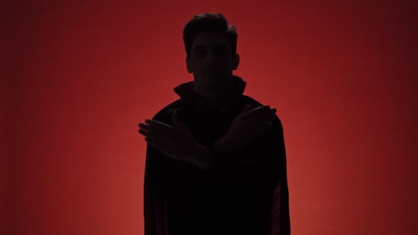 Dormire Dracula Uomo Con Mani Incrociate Costume Halloween Nero Diventando — Video Stock