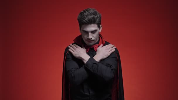 Verschrikkelijke Man Dracula Met Gekruiste Handen Zwart Halloween Kostuum Brult — Stockvideo