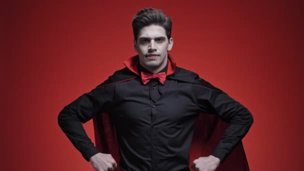 Uomo Vampiro Con Sangue Zanne Con Mani Sui Fianchi Costume — Video Stock