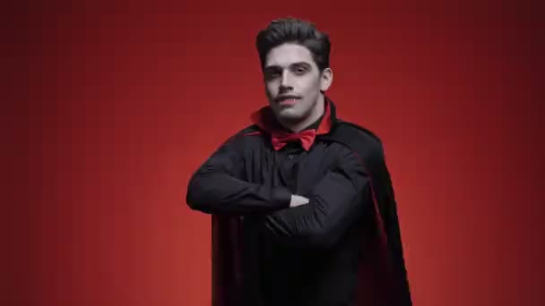 Vampierman Met Bloed Slagtanden Zwart Halloween Kostuum Knipoogt Glimlacht Terwijl — Stockvideo