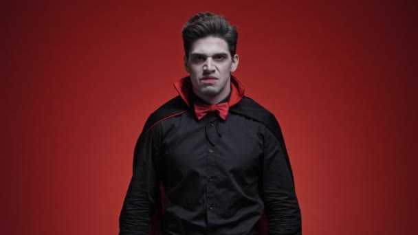 Homem Vampiro Irritado Com Sangue Presas Traje Preto Halloween Gritando — Vídeo de Stock