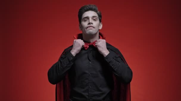 Hombre Vampiro Con Sangre Colmillos Traje Halloween Negro Está Fijando — Vídeo de stock