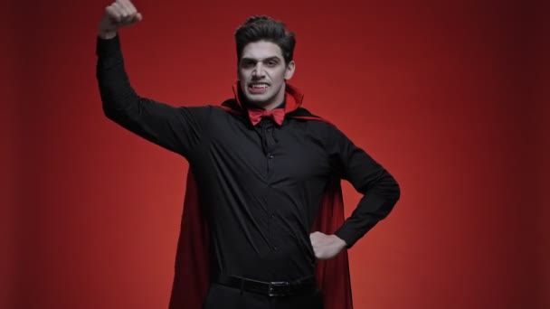 Bonito Homem Vampiro Com Maquiagem Sangue Traje Halloween Mostrando Bíceps — Vídeo de Stock