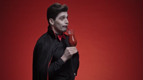 Hombre Vampiro Contento Con Colmillos Traje Halloween Negro Sosteniendo Jugo — Vídeo de stock