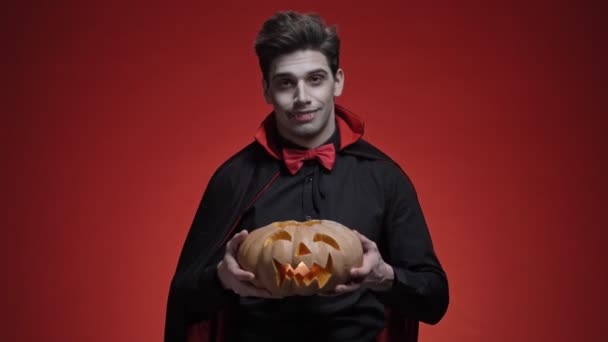 Homem Vampiro Com Sangue Presas Traje Preto Halloween Segurando Abóbora — Vídeo de Stock