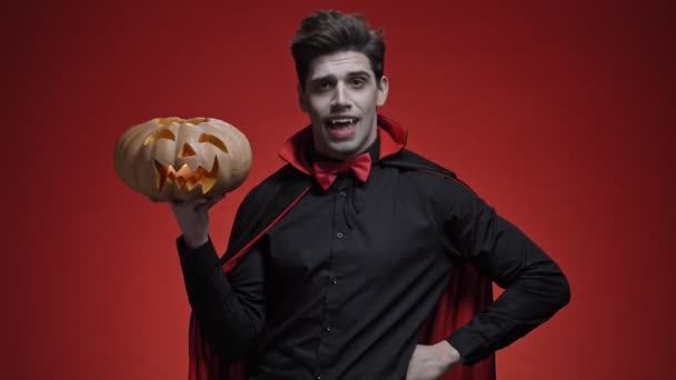 Vampier Man Met Bloed Tanden Zwart Halloween Kostuum Feliciteert Met — Stockvideo