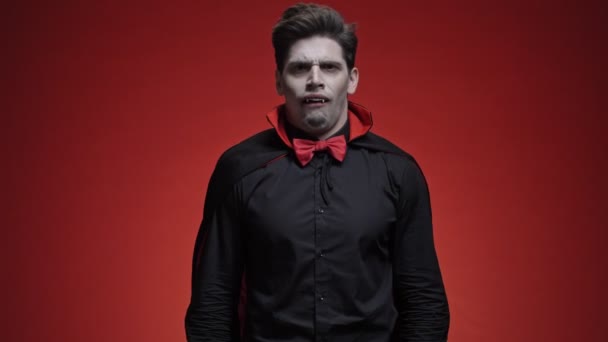 Sorpreso Uomo Vampiro Con Sangue Zanne Costume Nero Halloween Diventando — Video Stock