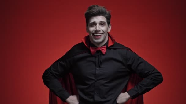 Bonito Homem Vampiro Com Presas Traje Preto Halloween Balançando Cabeça — Vídeo de Stock