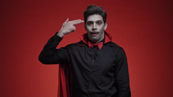 Homem Vampiro Com Sangue Presas Trajes Halloween Preto Gesticulando Como — Vídeo de Stock