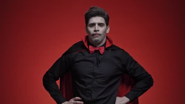 Siyah Cadılar Bayramı Kostümü Giymiş Vampir Adam Hapşırıyor Kırmızı Duvarın — Stok video