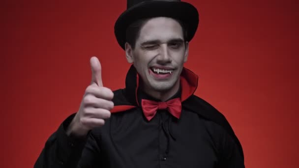 Счастливый Вампир Кровью Клыками Черном Костюме Хэллоуин Показывает Большой Палец — стоковое видео