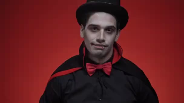 Homme Vampire Heureux Avec Sang Des Crocs Costume Noir Halloween — Video