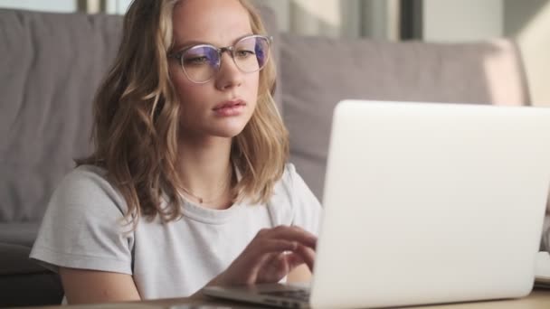 Jonge Verbazingwekkende Serieuze Vrouw Binnen Thuis Met Behulp Van Laptop — Stockvideo