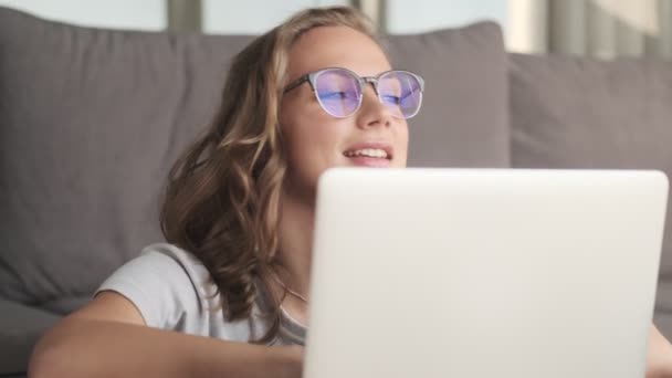 Evde Dizüstü Bilgisayar Kullanan Genç Pozitif Bir Kadın — Stok video