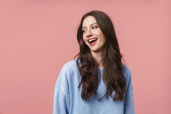 Imagen Una Atractiva Joven Con Pelo Castaño Largo Sonriendo Mirando — Foto de Stock