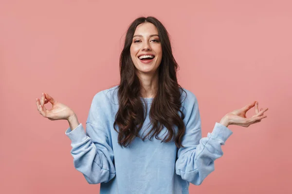 Imagen Una Atractiva Joven Con Pelo Largo Castaño Meditando Manteniendo — Foto de Stock