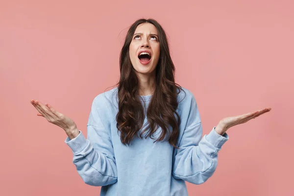 Imagem Mulher Morena Descontente Vestindo Camisa Casual Gritando Vomitando Seus — Fotografia de Stock