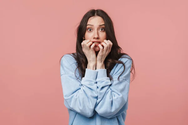 Imagen Una Morena Asustada Vistiendo Una Camisa Casual Frunciendo Ceño —  Fotos de Stock