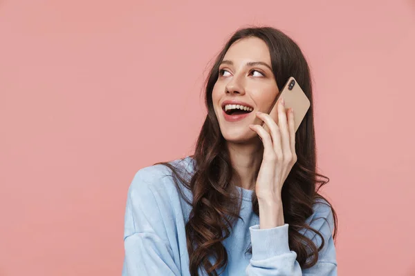 Pembe Arka Planda Izole Edilmiş Gülümseyen Cep Telefonuyla Konuşan Neşeli — Stok fotoğraf