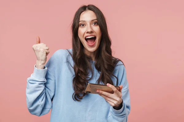 Bild Von Attraktiven Jungen Frau Mit Langen Braunen Haaren Jubelt — Stockfoto