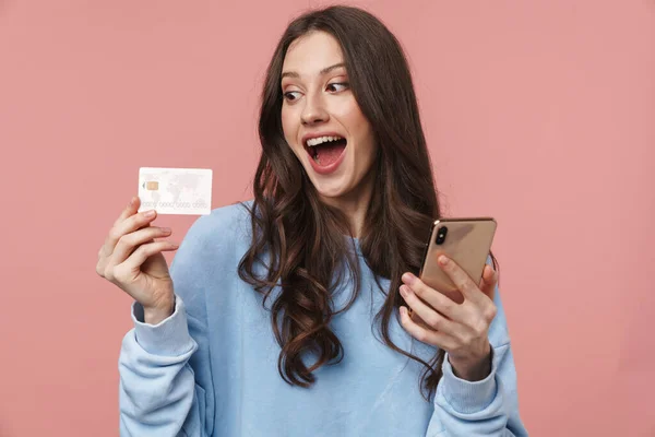 Bild Der Attraktiven Jungen Frau Mit Langen Braunen Haaren Jubelt — Stockfoto