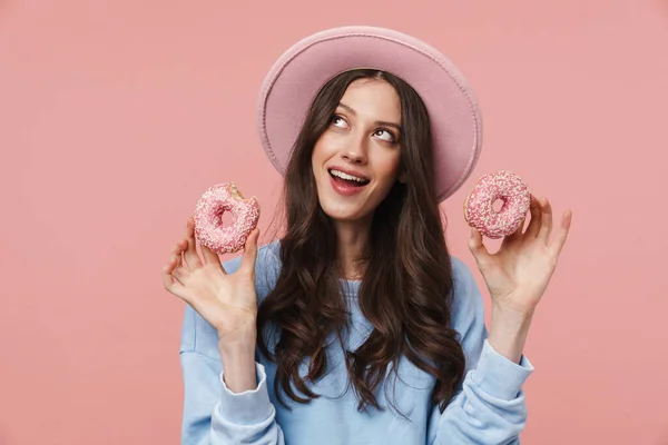 Porträt Eines Hübschen Fröhlichen Mädchens Mit Langen Lockigen Brünetten Haaren — Stockfoto