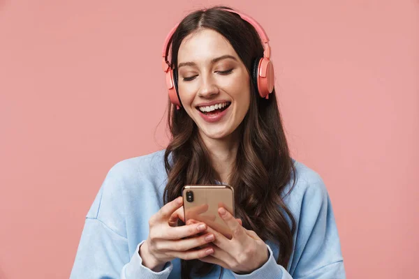 Imagen Joven Encantada Riendo Mientras Usa Auriculares Teléfonos Celulares Aislados — Foto de Stock