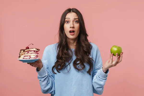 Imagen Mujer Morena Desconcertada Con Camisa Casual Sosteniendo Manzana Pastel — Foto de Stock