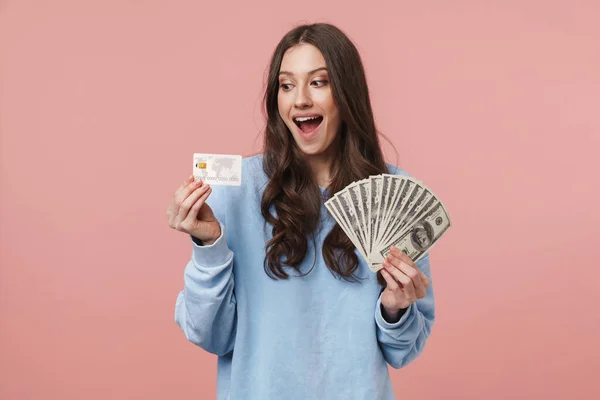 Wizerunek Atrakcyjnej Młodej Kobiety Długimi Brązowymi Włosami Trzymającej Banknoty Dolarowe — Zdjęcie stockowe