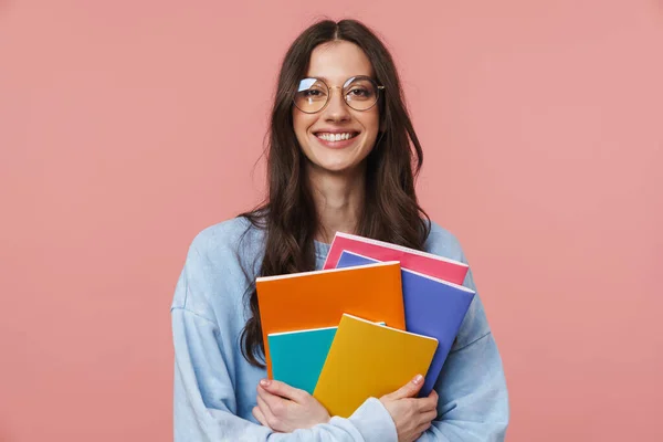 Portret Van Een Vrolijk Meisje Met Lang Gekruld Brunette Haar — Stockfoto