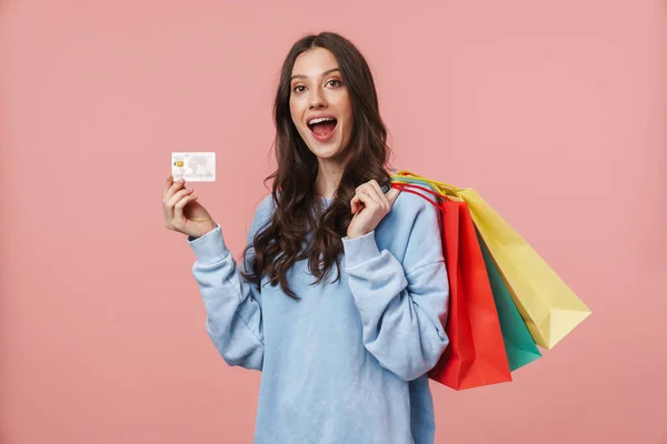 Imagen Una Atractiva Joven Con Pelo Castaño Largo Sosteniendo Bolsas — Foto de Stock