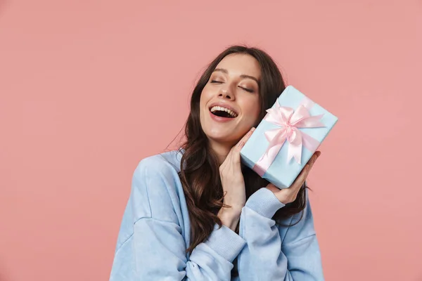 Imagen Joven Encantada Con Cabello Castaño Largo Sosteniendo Caja Regalo — Foto de Stock