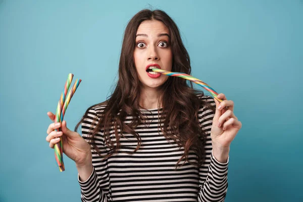 Foto Van Een Bange Mooie Vrouw Gestreepte Trui Die Snoep — Stockfoto