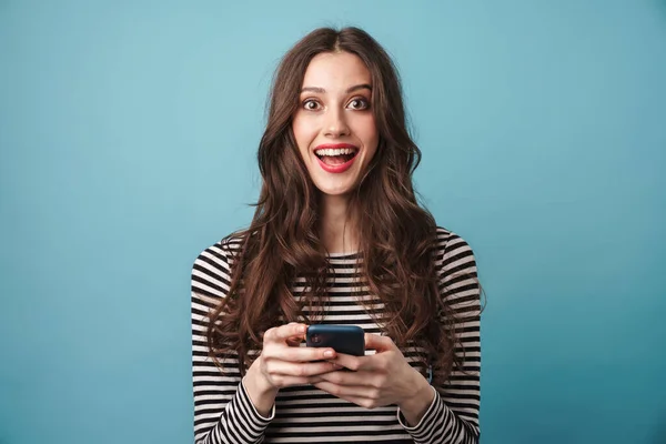 Foto Glada Trevlig Kvinna Randig Tröja Ler Och Använder Mobiltelefon — Stockfoto